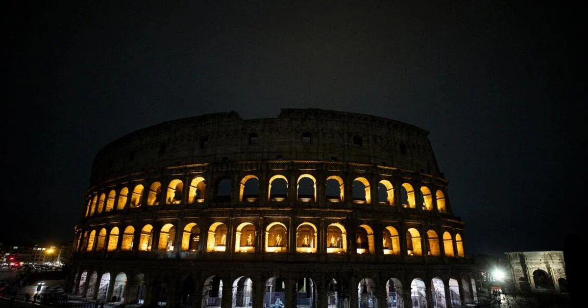 Agressão em frente ao Colosseo: Grupo armado ataca jovens de origem norte-africana; dois feridos