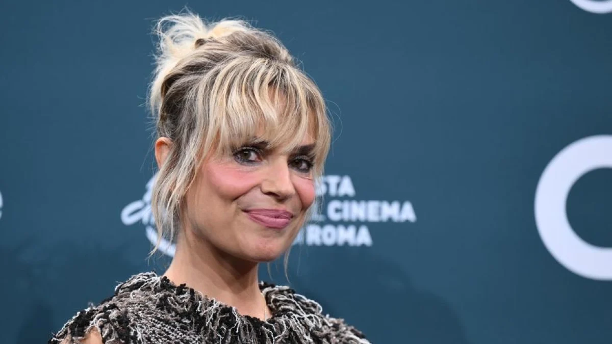 Micaela Ramazzotti faz 47 anos: da fotoromanzi à direção de ‘Felicità’, o roteiro de uma carreira em transformação