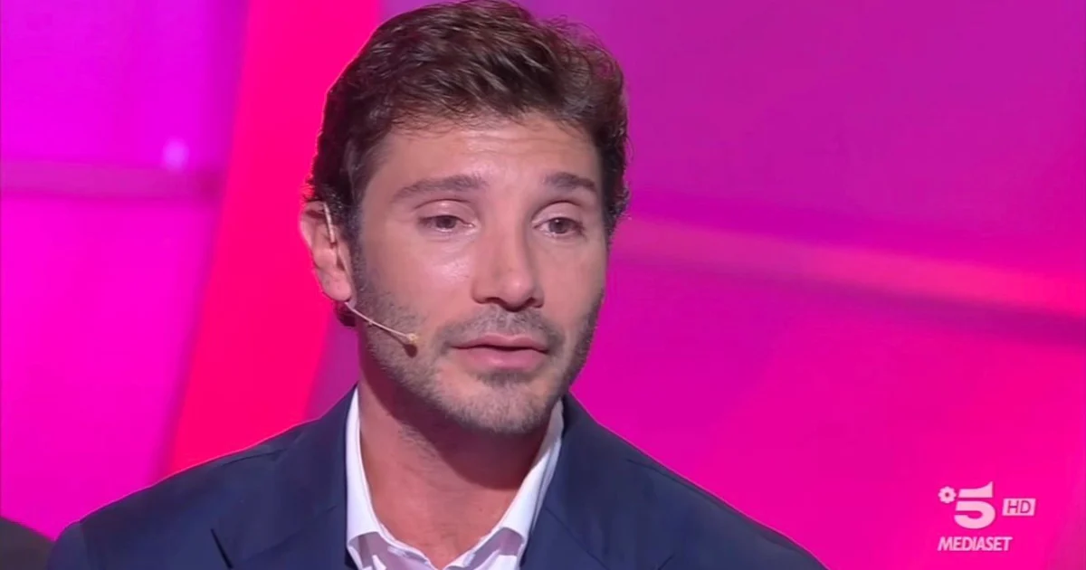 Stefano De Martino se emociona em C'è posta per te ao reencontrar família de órfãos: “Não sei lidar com a profundidade”