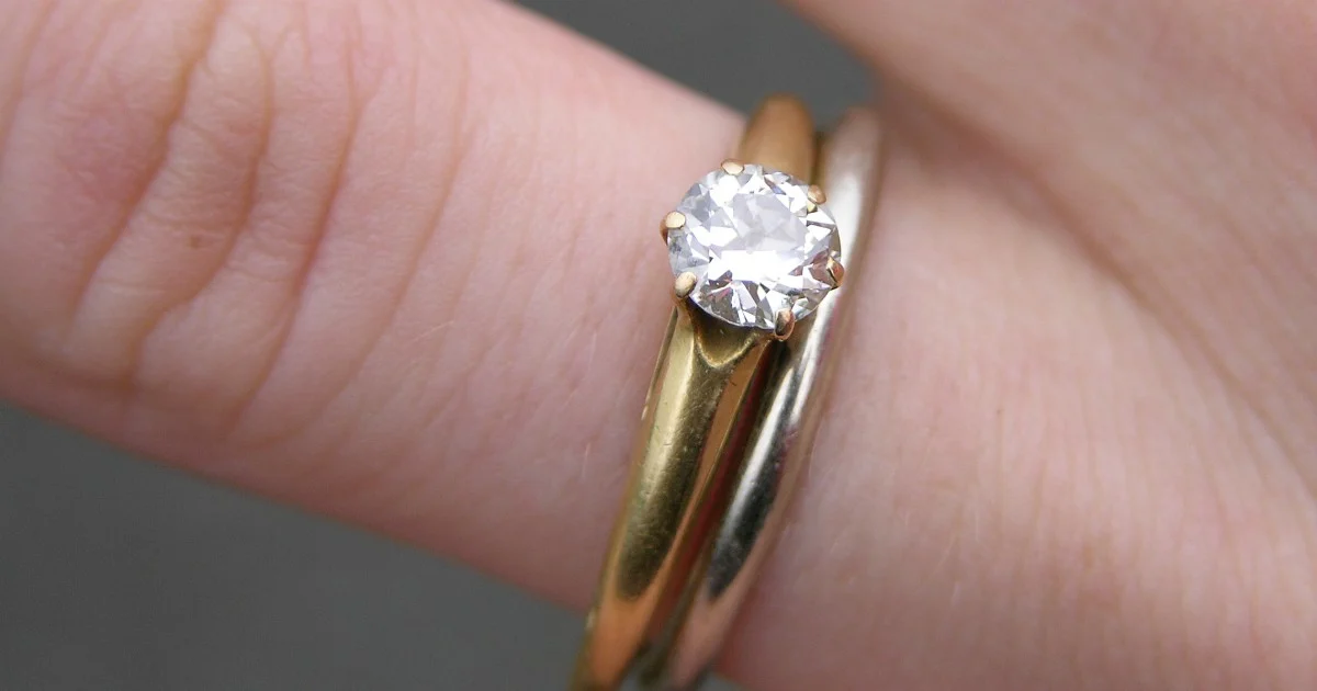 Aliança perdida por 50 anos em campo de oliveiras é encontrada por grupo de busca e devolvida ao marido emocionado