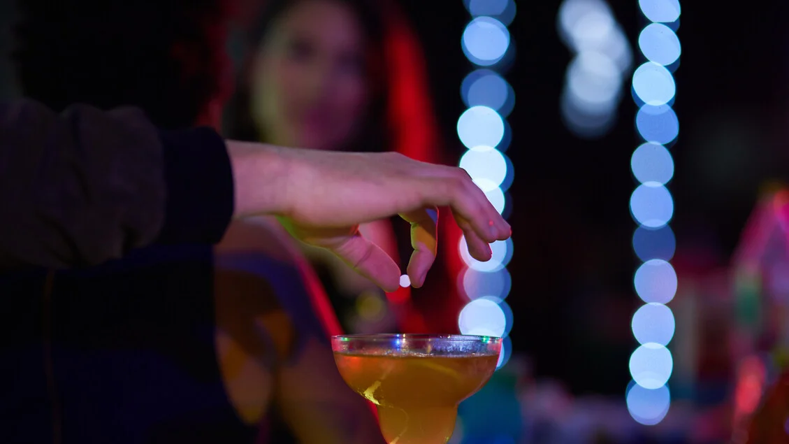 ISS alerta: braccialetti sentinella são pouco confiáveis para detectar drogas em bebidas