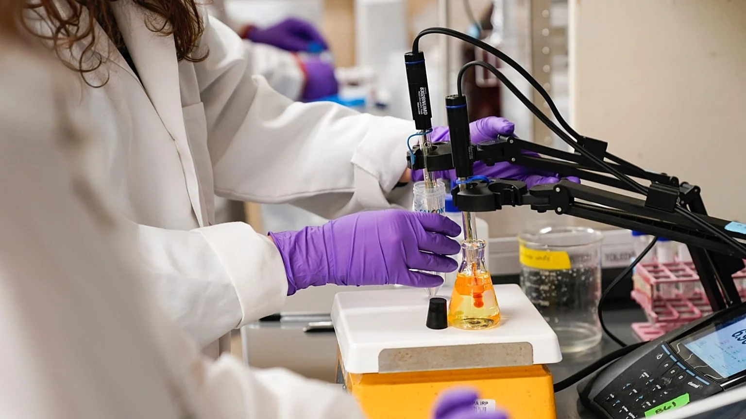 França proíbe PFAS a partir de 2026: o que muda para saúde, água e produtos do dia a dia