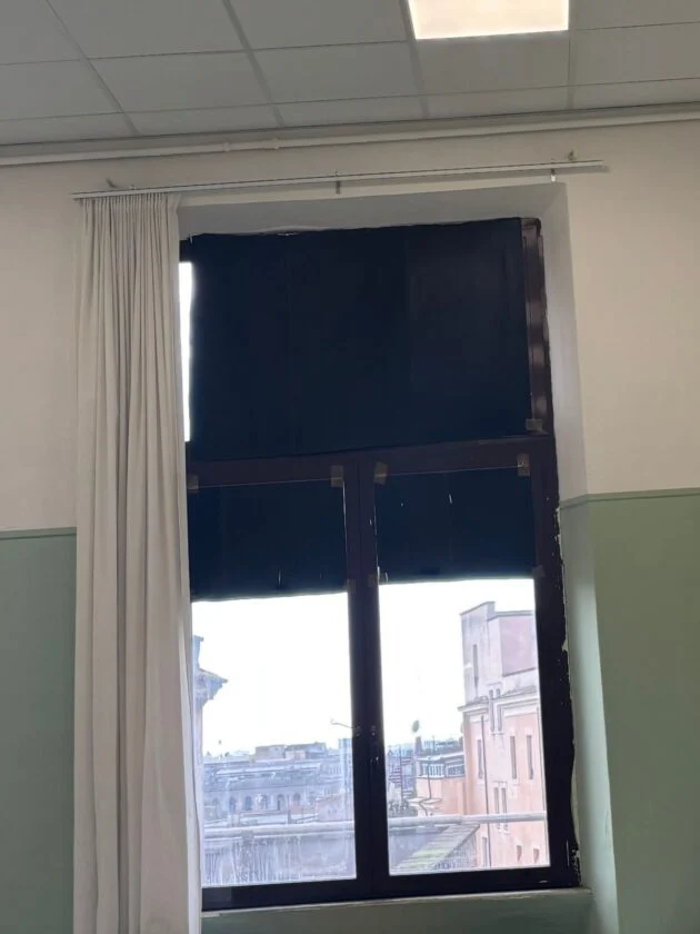 “A scuola piove dal soffitto. I termosifoni sono rotti e si fa lezione al freddo”: la protesta degli studenti dei licei di Roma — ilfattoquotidiano.it