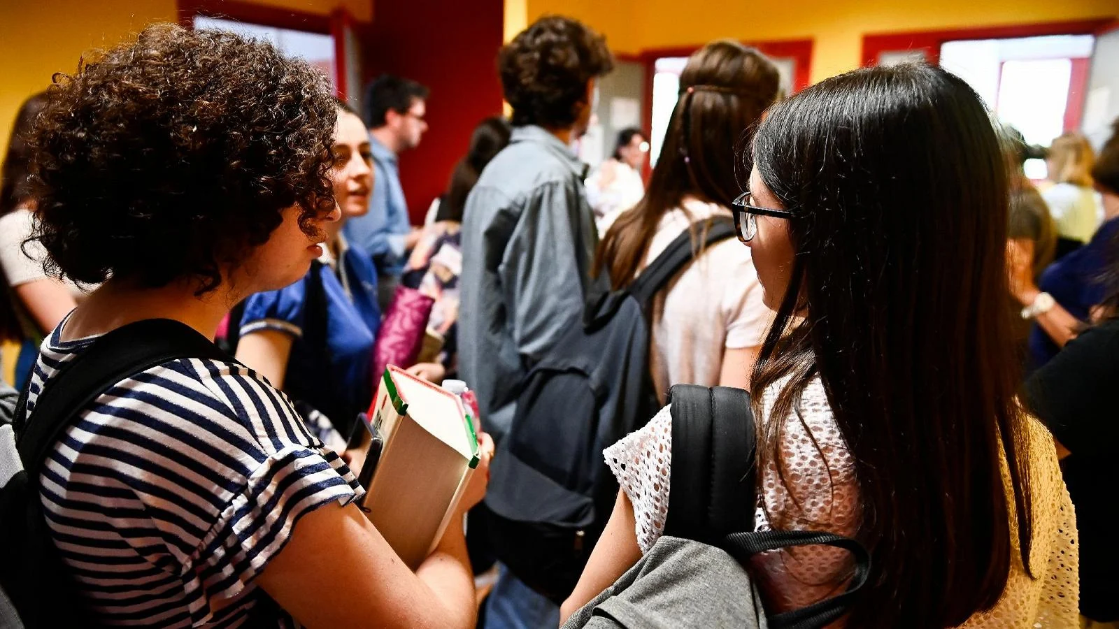 Colaborador escolar é afastado após acusação de abuso contra oito alunas menores na Bassa Reggiana