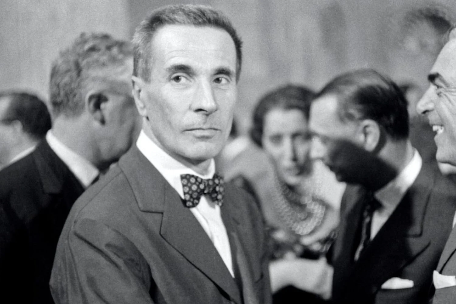 Dino Buzzati e l’Aldilà: em Milão, a casa secreta do escritor se abre como um set imersivo