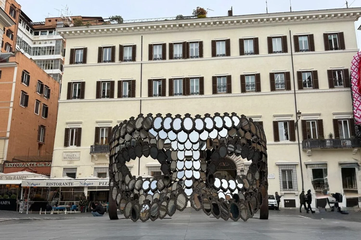 VENUS: Joana Vasconcelos reinventa a feminilidade de Valentino em Roma