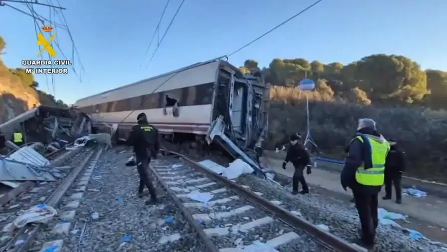 Almeno 40 morti nello scontro tra treni. Sanchez: «Tre giorni di lutto nazionale» — editorialedomani.it