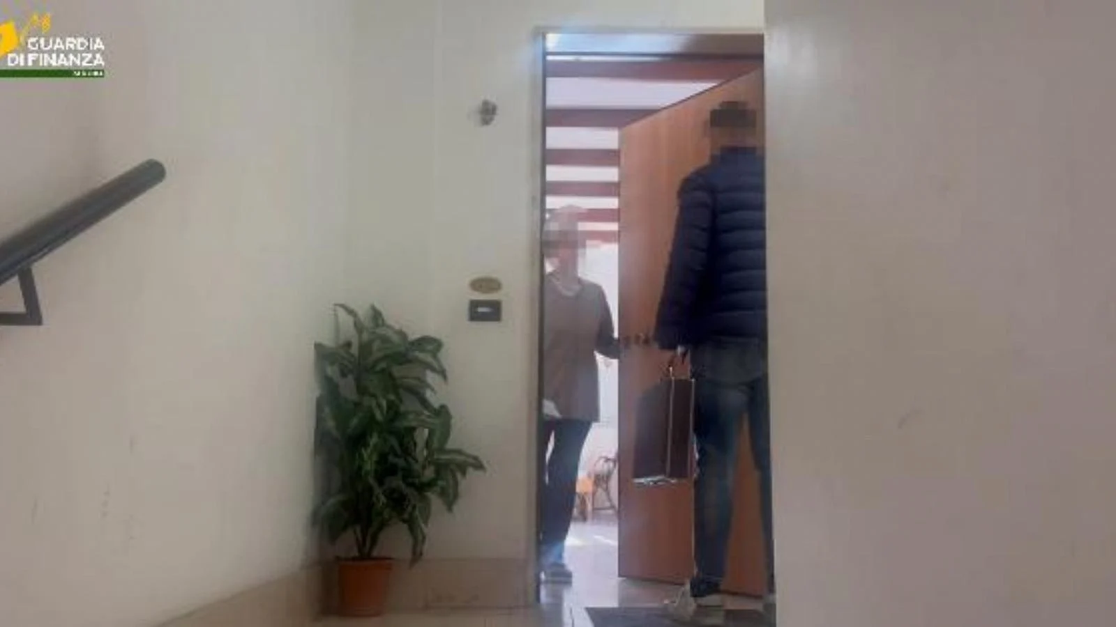 Golpes a idosos em Padova: 10 investigados, mais de 1.200 vítimas e €2,5 milhões apreendidos