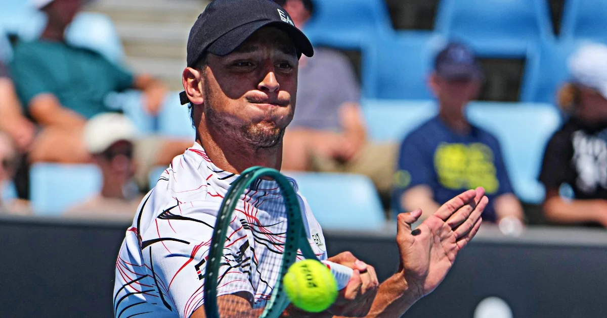 Darderi vence Garin no Australian Open, sofre com mal-estar e corre ao banheiro após partida