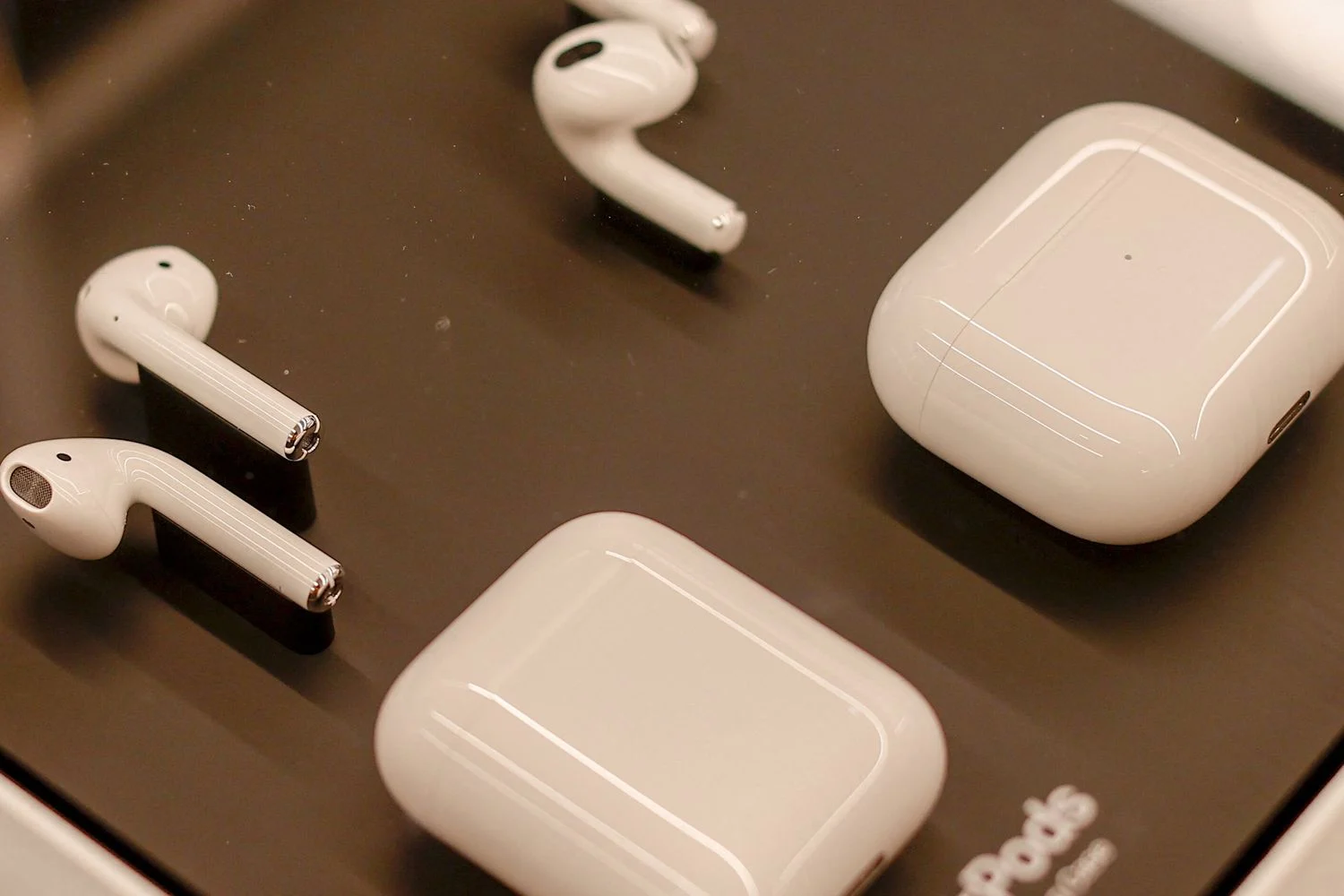 Apple lança Live Translation na Itália: tradução em tempo real nos AirPods chega em versão beta
