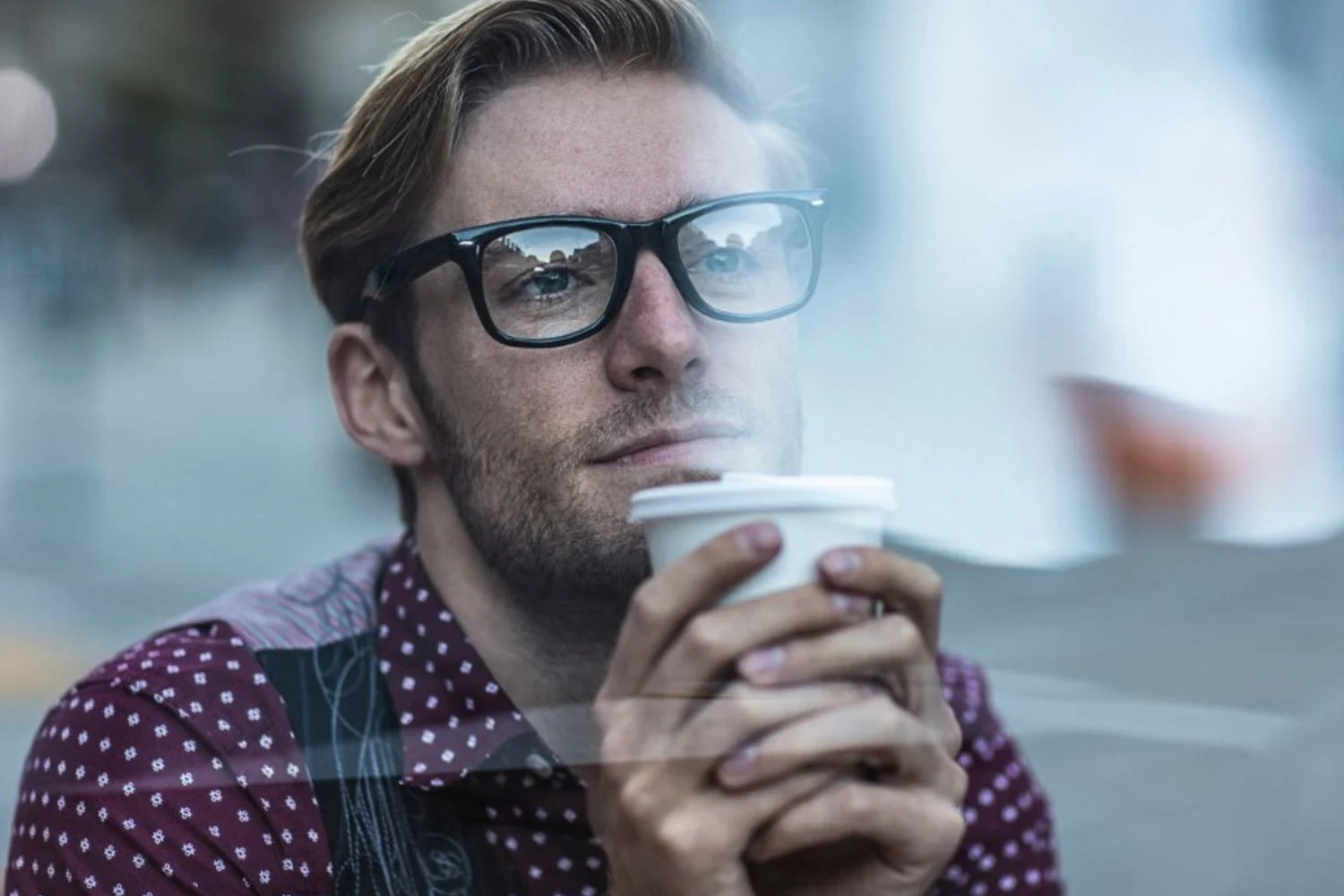 Quem permanece solteiro? Estudo aponta: formação superior, vida com os pais e solidão prolongada