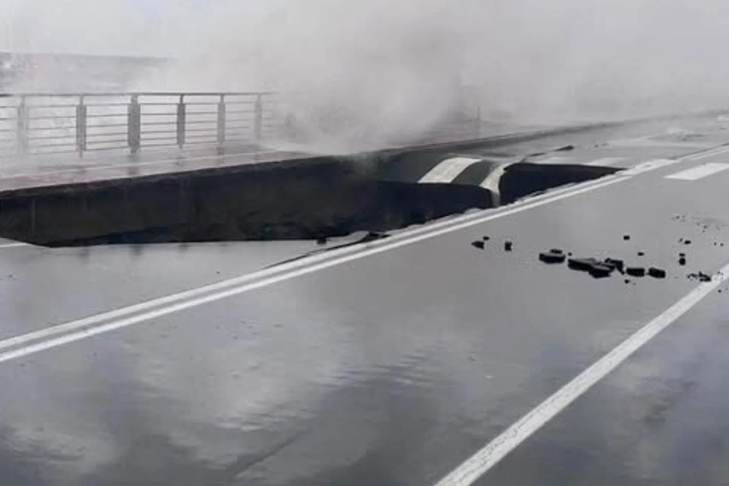 Ciclone Harry fustiga a Sicília: afundamento de barco em Catania e abertura de cratera em Messina