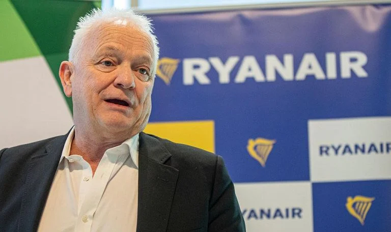 Starlink viene opzionata da Ryanair per il Wi-Fi a bordo. E Musk lancia il sondaggio: "La compro?" — rainews.it