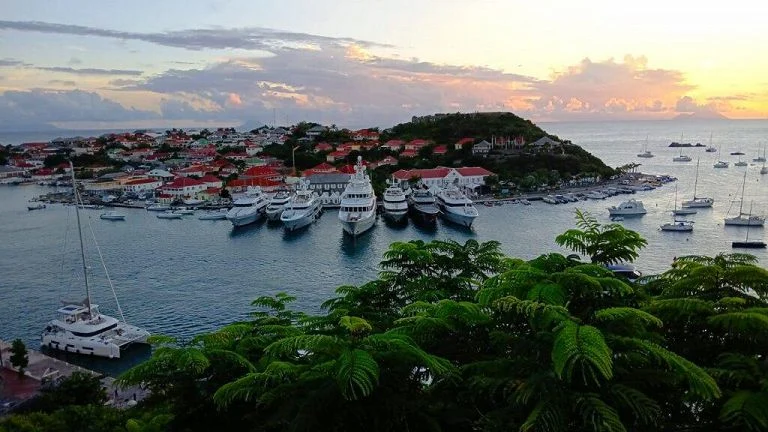 Saint Barthélemy: il paradiso dei miliardari per il Capodanno 2025 — rainews.it