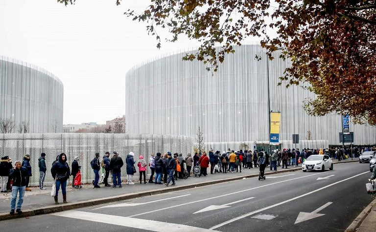 A Natale in fila davanti a ‘Pane Quotidiano’: 2 ore di attesa per un sacchetto di cibo e giocattoli — rainews.it