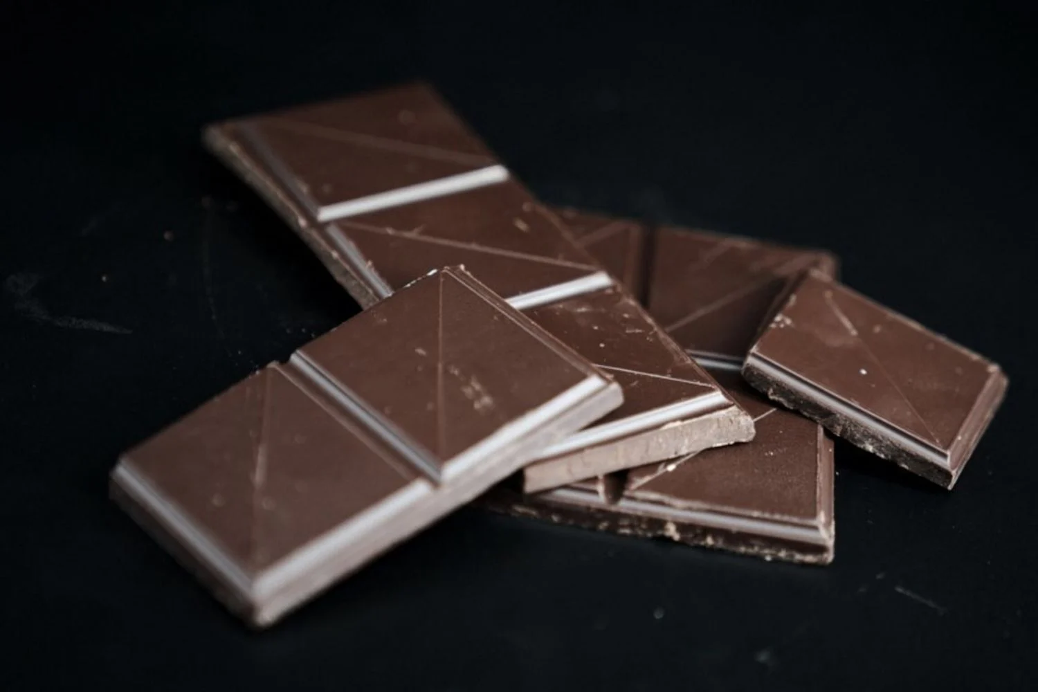 Como o chocolate amargo pode influenciar a longevidade: evidências e cautelas