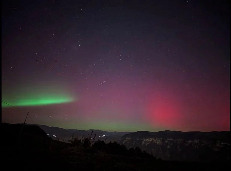 I cieli del Nord Est si colorano: è l'aurora boreale prodotta da una tempesta geomagnetica — rainews.it