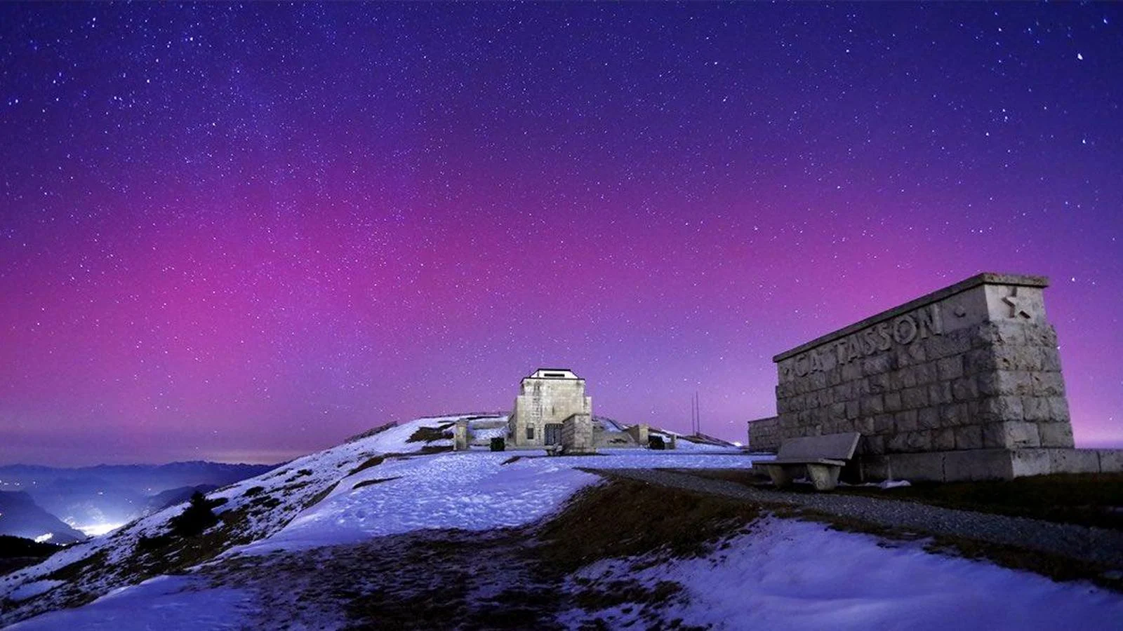 Aurora boreal no Nordeste italiano: tempestade geomagnética pinta os céus com cores raras