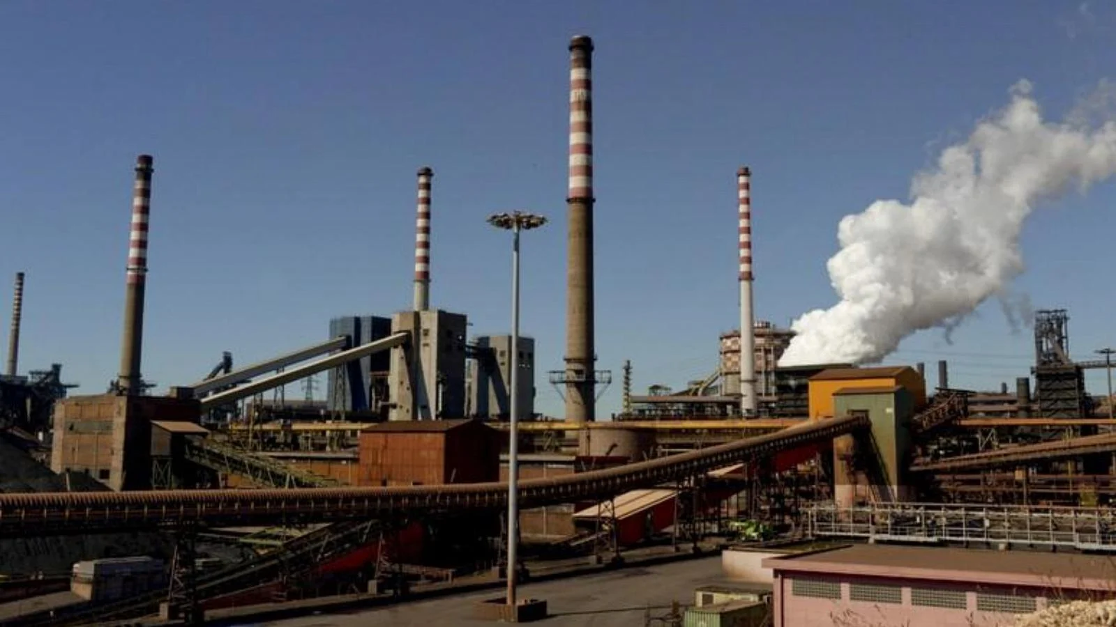 Câmara aprova o DL ex-Ilva com 136 votos: medidas para preservar emprego e operação em Taranto