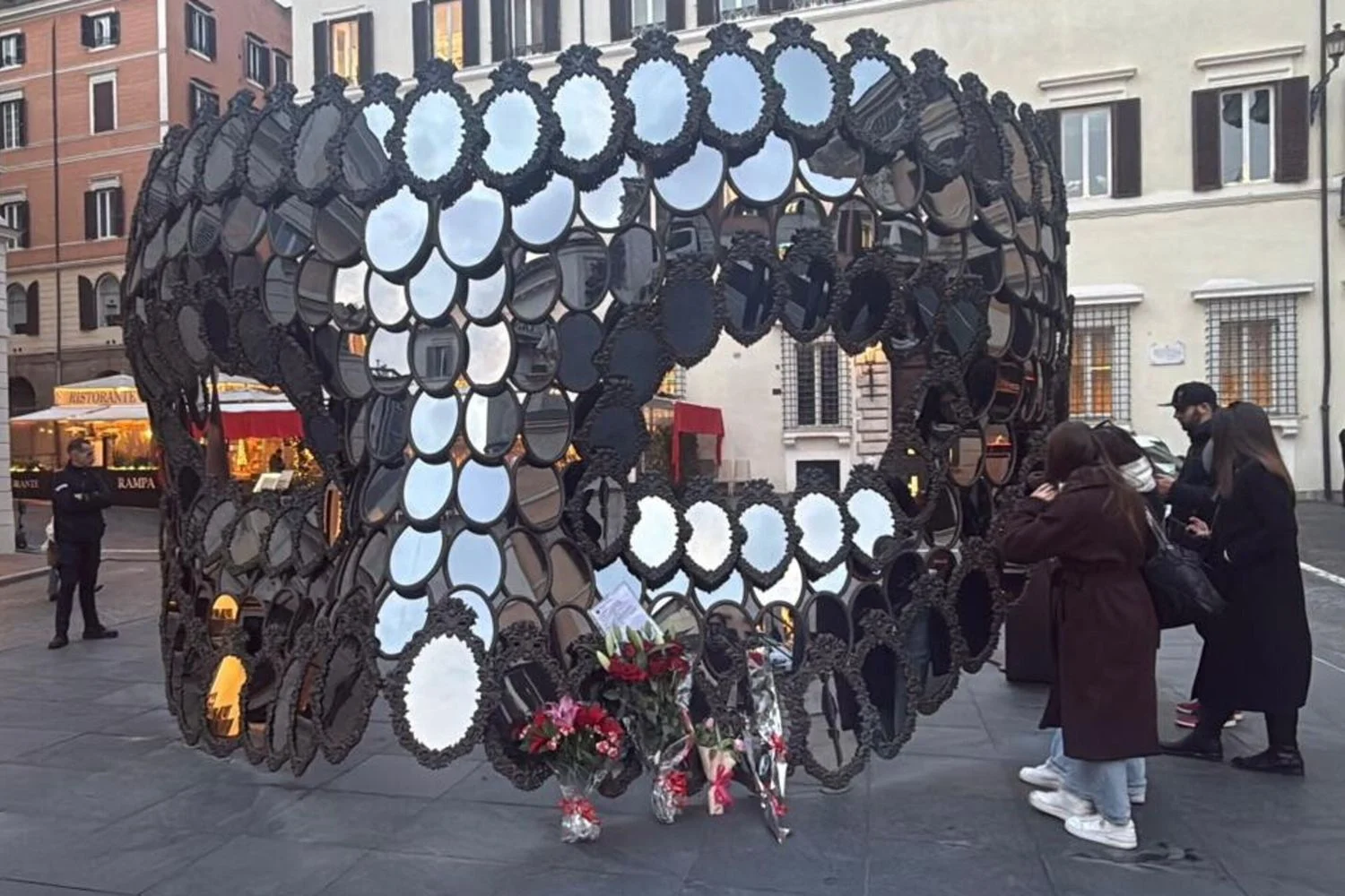 Roma presta homenagem a Valentino: rosas vermelhas e mensagens na Praça Mignanelli