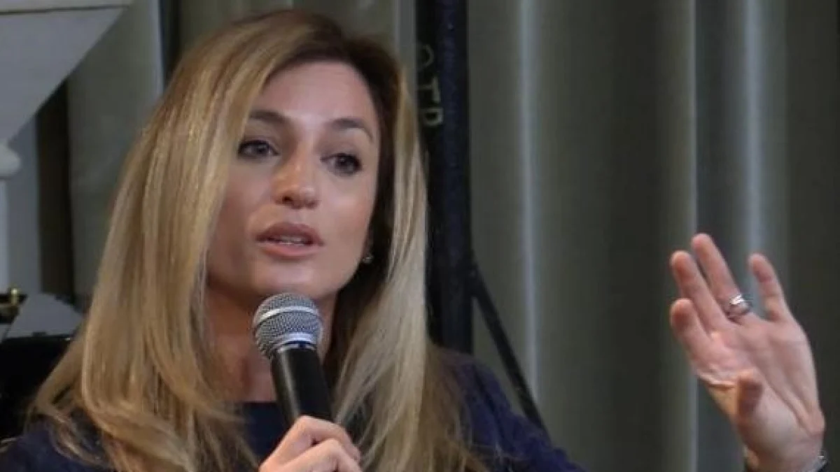 Beatrice Venezi critica gestão da Fenice: “Teatro nas mãos dos sindicatos, dano de imagem internacional”