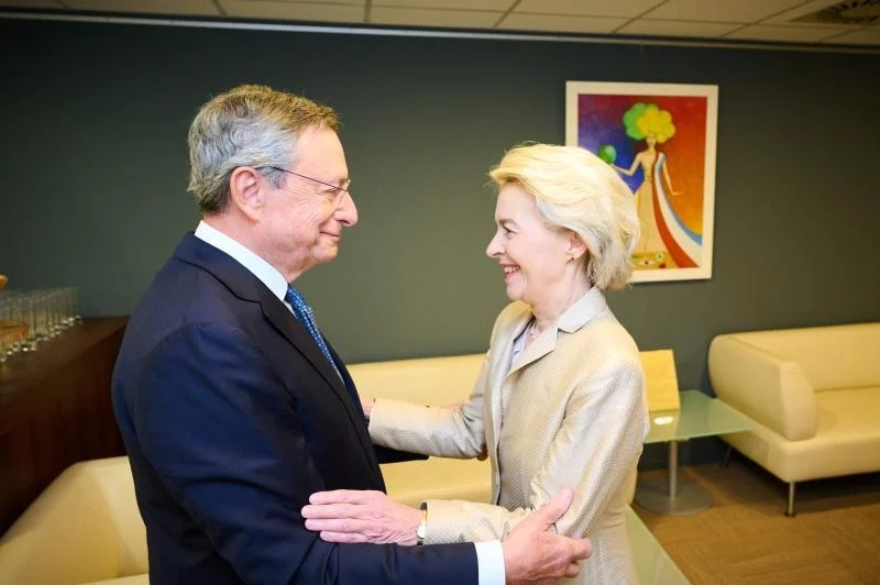 Parlamento e Comissão dão resposta firme a Trump: começa a se desenhar uma nova visão europeia com Draghi e Letta