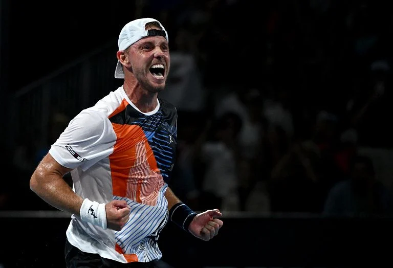 Sinner-Duckworth: il numero 2 contro il "recordman" della pazienza persa — rainews.it