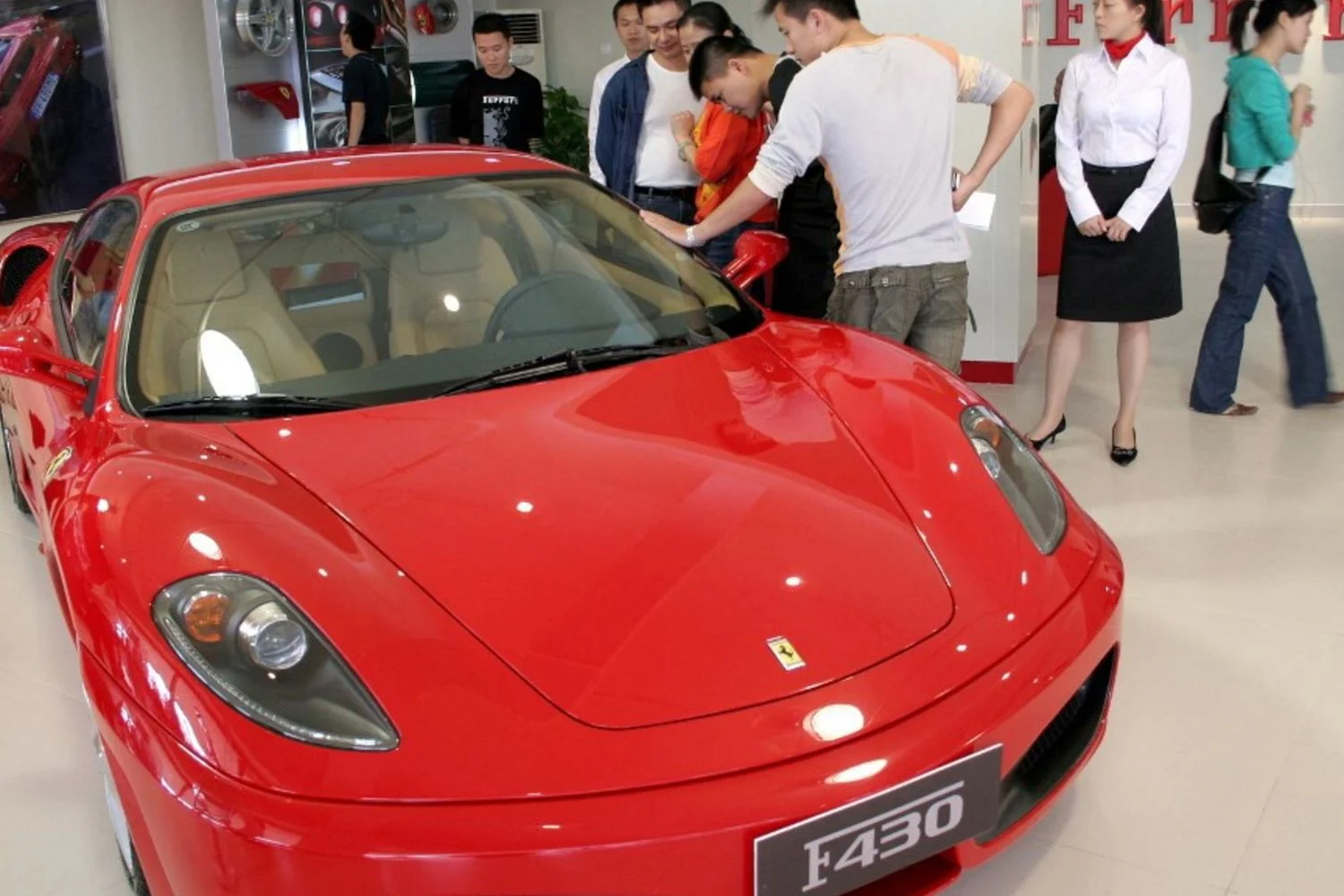 Ferrari F430 de Trump arrematada por €633.900 em leilão e vira peça histórica