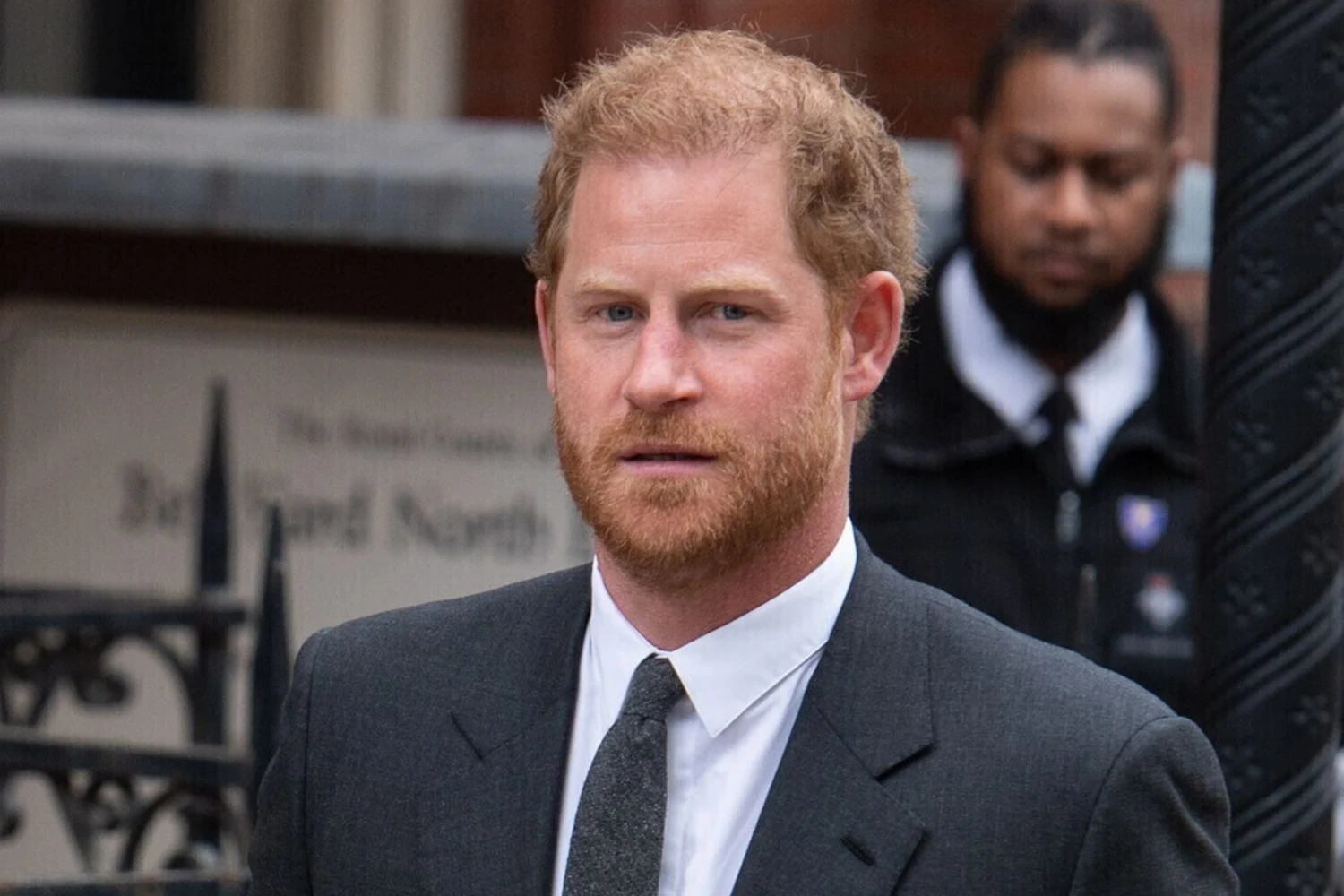 Príncipe Harry leva ao banco dos réus o Daily Mail em batalha pelo interesse público