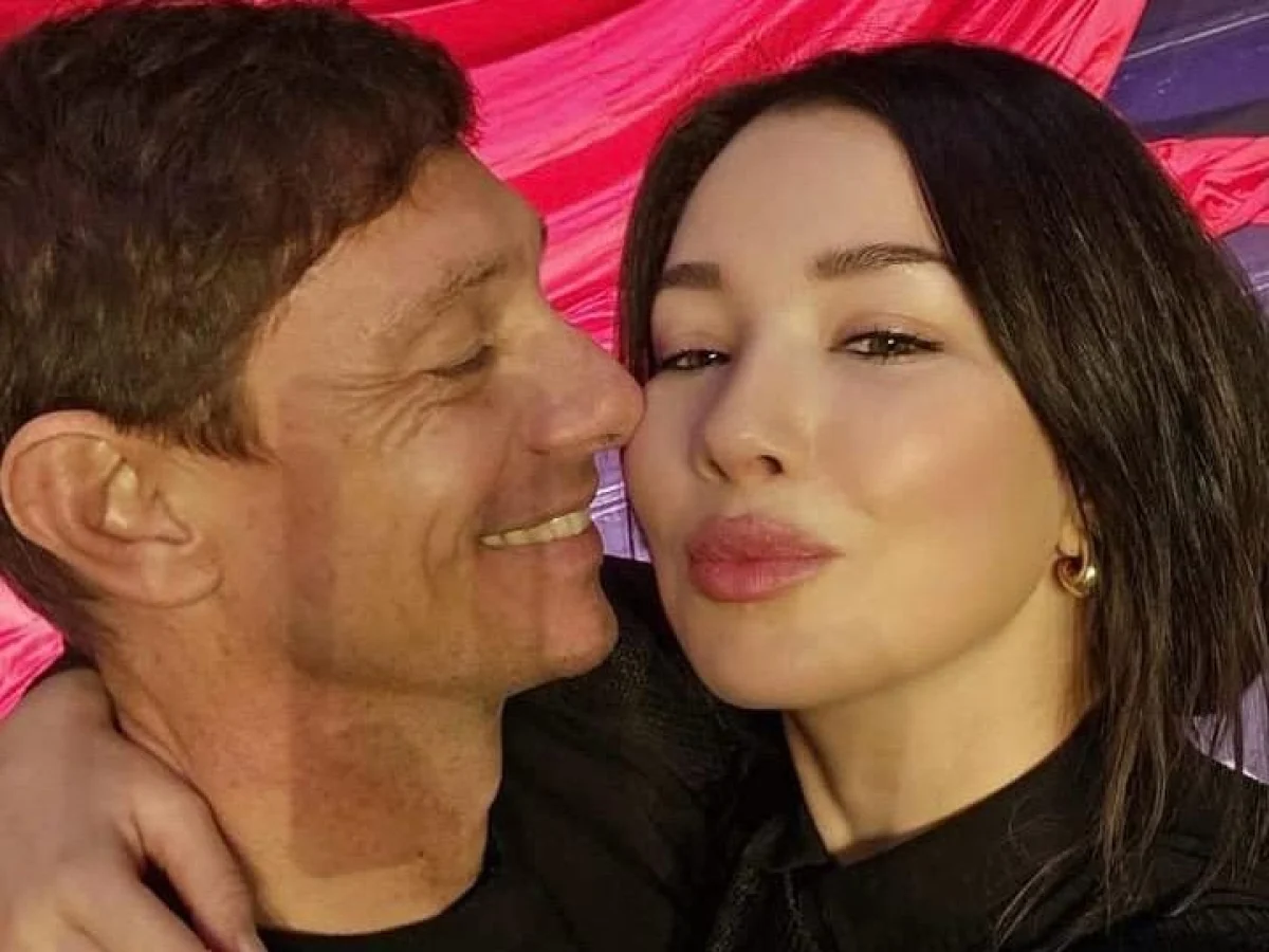 Giorgio Pasotti pede casamento a Claudia Tosoni no palco do Teatro Alfieri