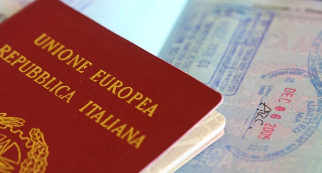 Escândalo dos Passaportes: Filas Digitais e Prejuízos Econômicos na Itália