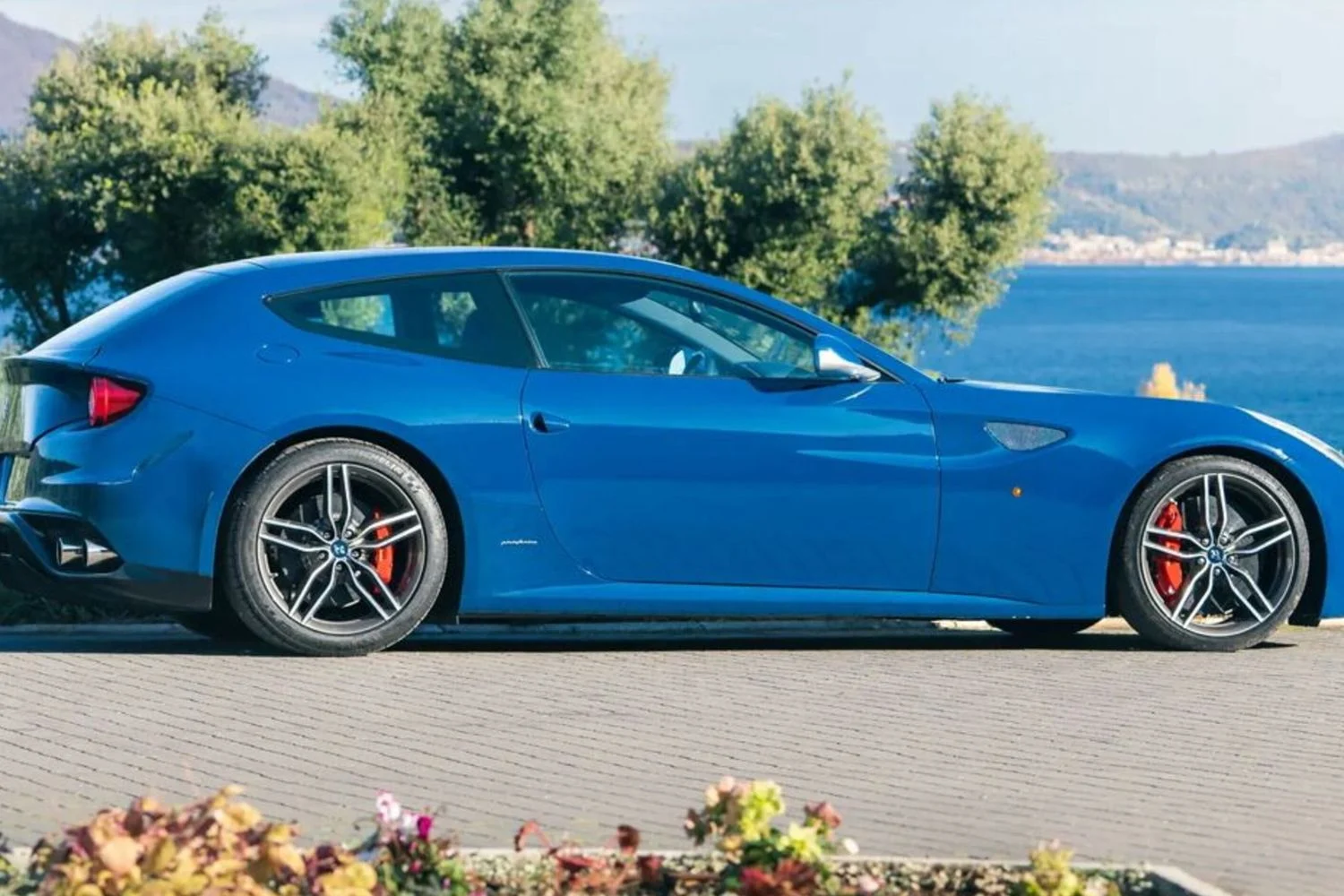 Ferrari FF de John Elkann vai a leilão em Paris com interiores exclusivos em tecido