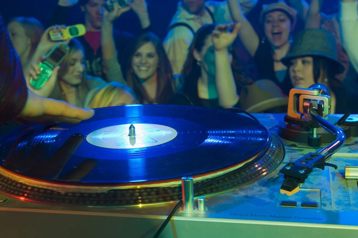 DJ de Versilia exibido nas redes e declarado 'nullatenente' é alvo de investigação fiscal