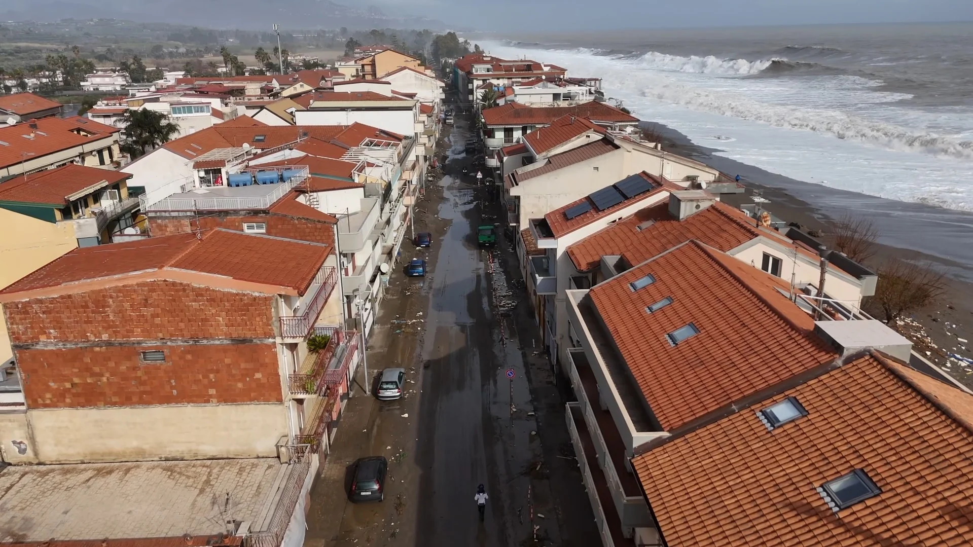 Mareggiata storica a Fondachello: devastazione dopo il ciclone Harry, sopralluogo ministeriale previsto