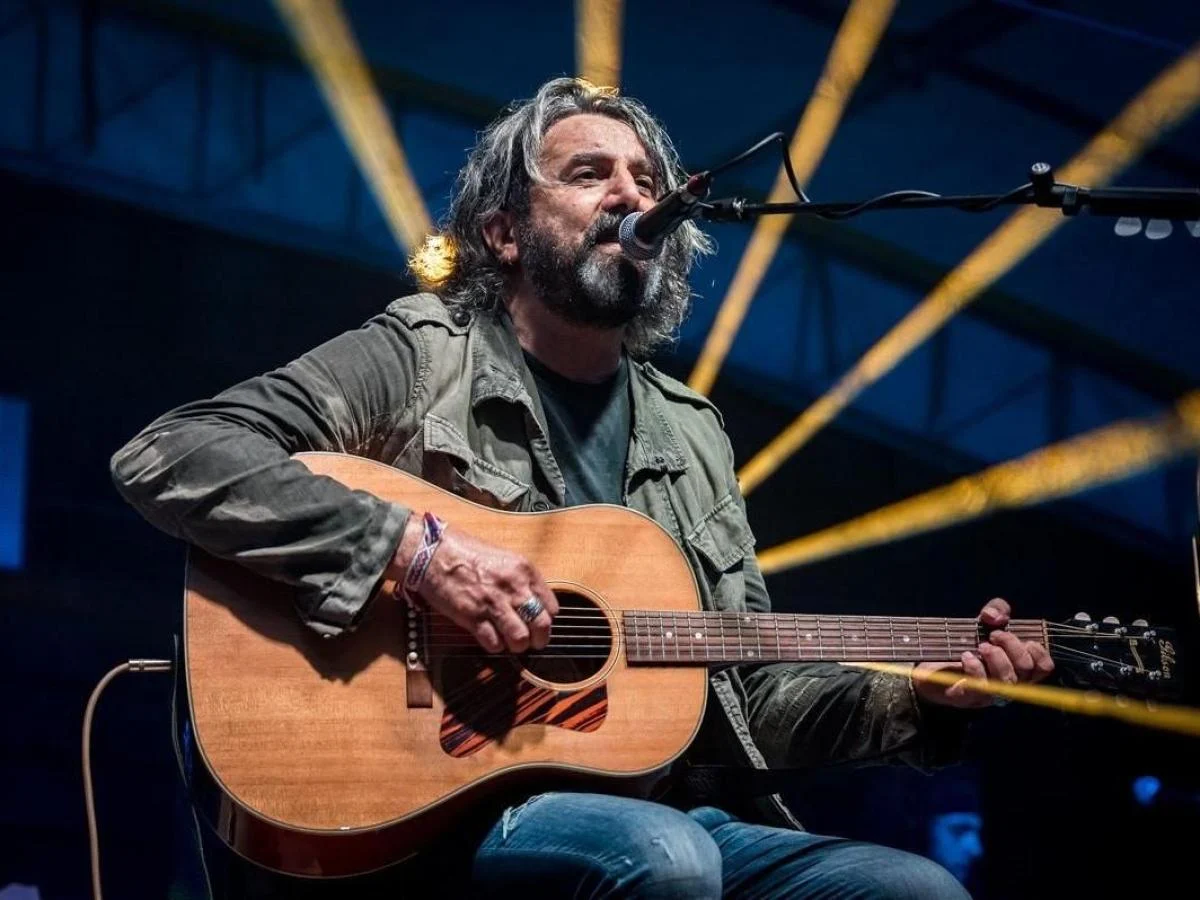 Omar Pedrini reinventa-se em palco: do rock ao teatro-canção após sérias cirurgias cardíacas