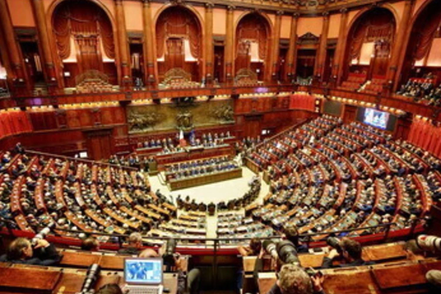 Tensão na Câmara: embate entre Fratelli d'Italia e oposição por pedido para que Meloni preste esclarecimentos