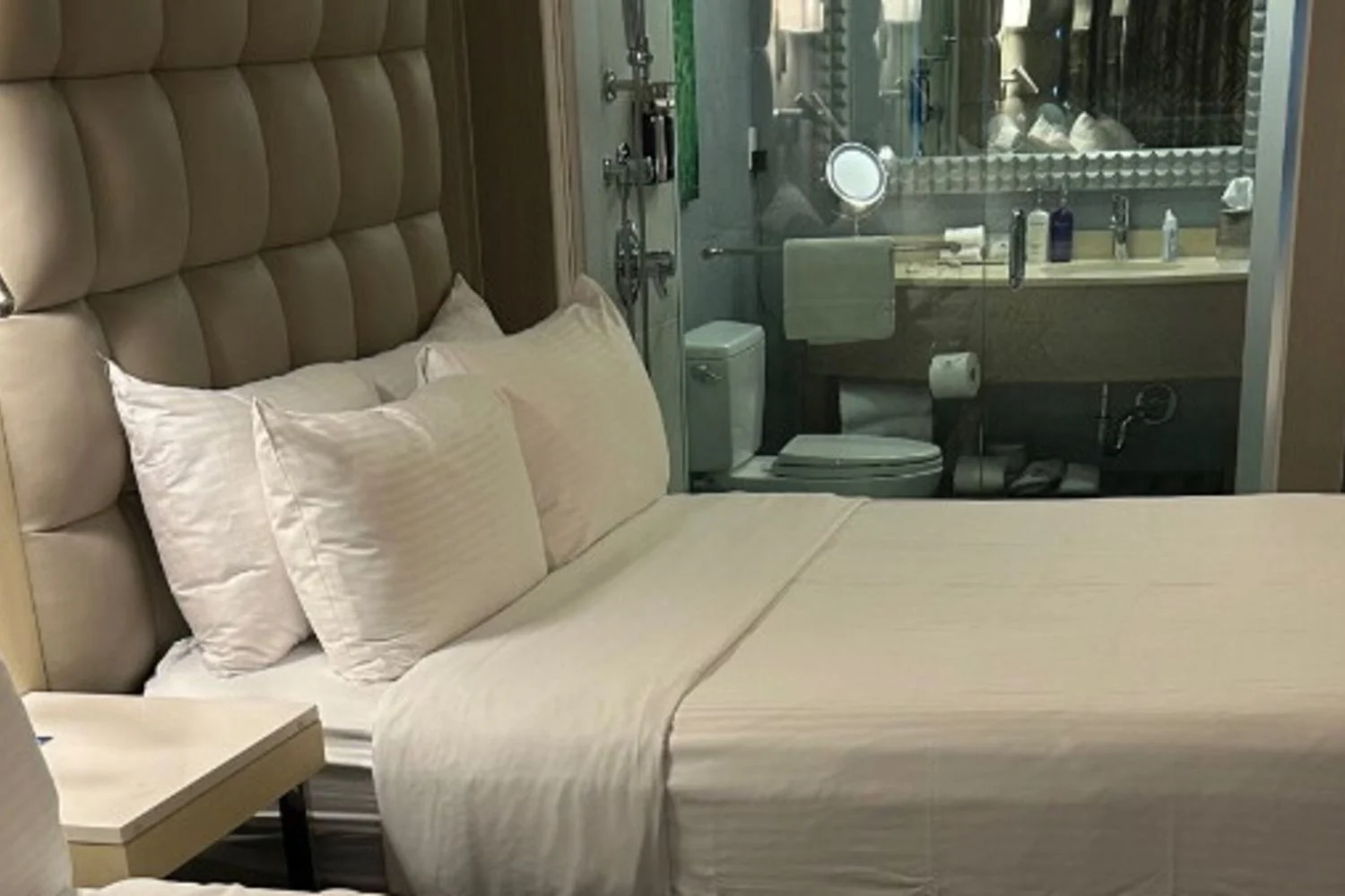 Por que hotéis estão retirando a porta do banheiro: economia, privacidade e um novo desenho do alojamento