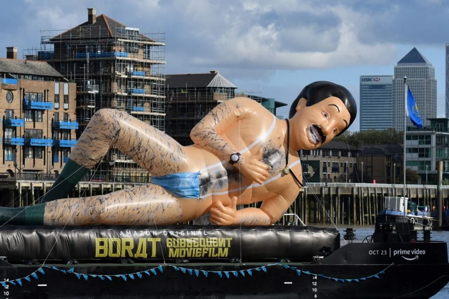 Borat nas arquibancadas: três torcedores belgas condenados no Cazaquistão por vestir o ‘mankini’ verde