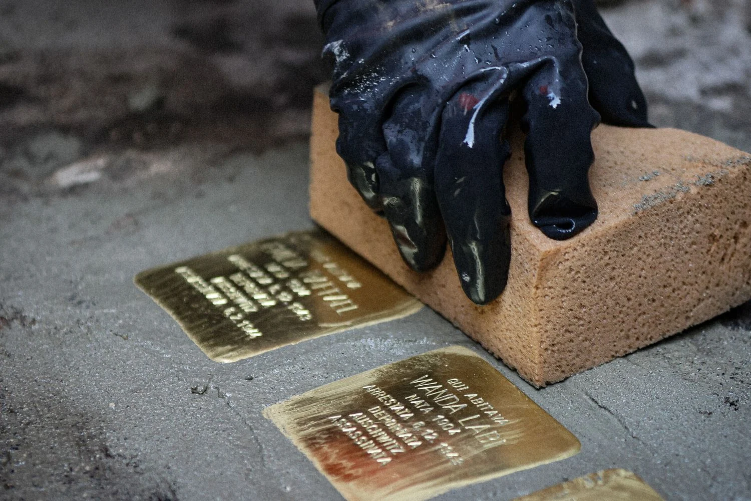 Milão amplia rede de pietre d'inciampo para o Giorno della Memoria 2026