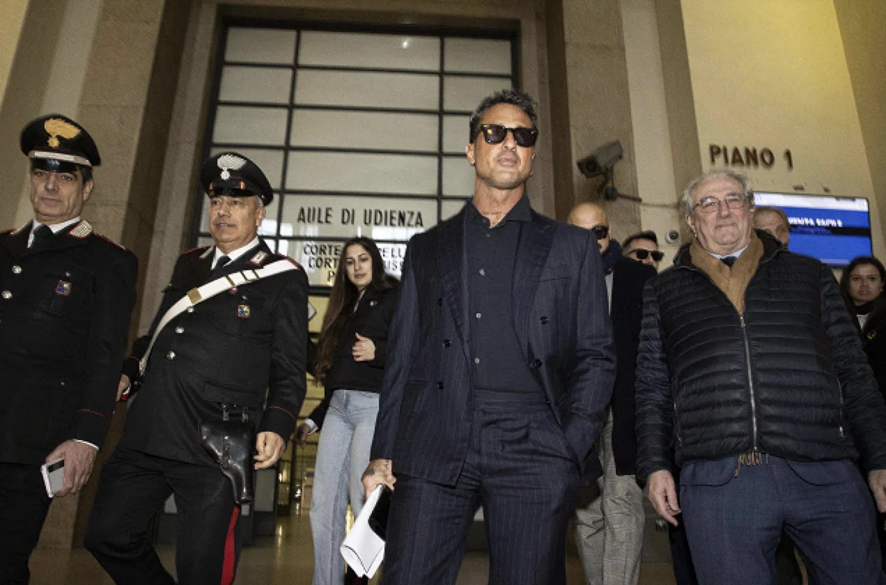 Fabrizio Corona na Justiça de Milão: “Não tenho medo, farei outros nomes” e a batalha legal contra Alfonso Signorini