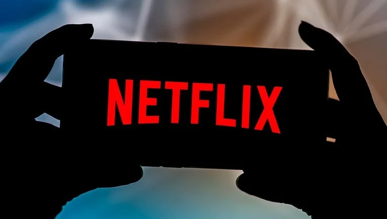 Netflix acelera: Receitas de $12,05 bi no 4º tri. 2025, lucro $2,42 bi e mais de 325 milhões de assinantes