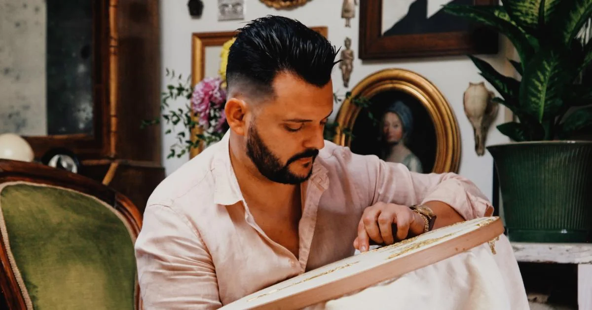 Astra Codex: Daniele Davitti reinventa a arte têxtil nos salões do Istituto de’ Bardi em Florença