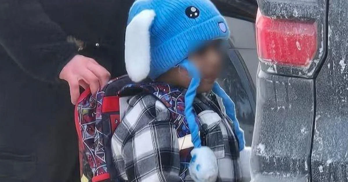 Operação do ICE em Minnesota e a criança de 5 anos: Foto viral reacende debate sobre práticas de detenção