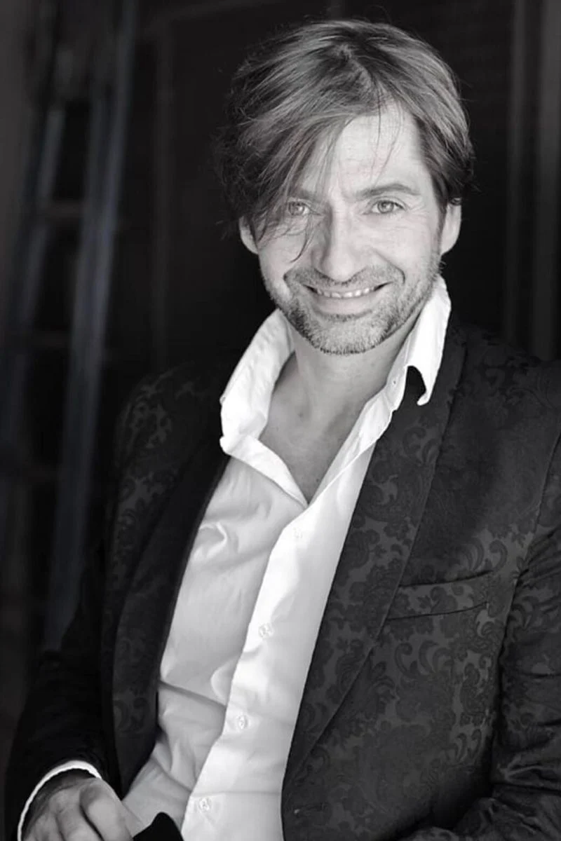 Francesco Apolloni e 'L'appartamento sold out': Roma, integração e o sucesso na RaiPlay