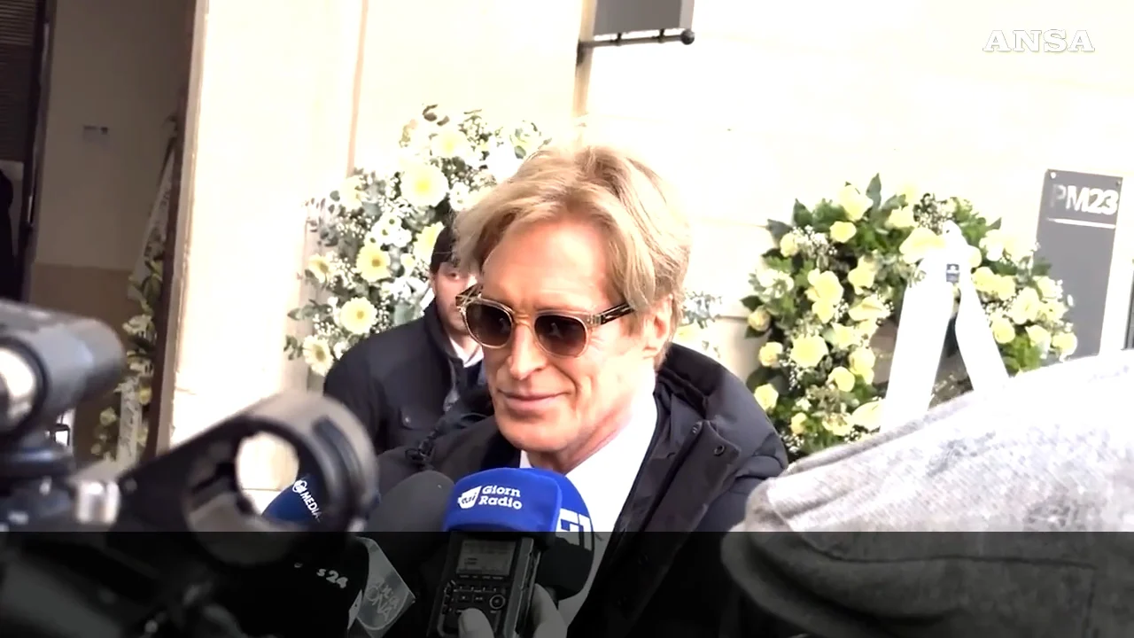 Vernon Bruce Hoeksema emociona na câmara ardente de Valentino: “Ti amo”