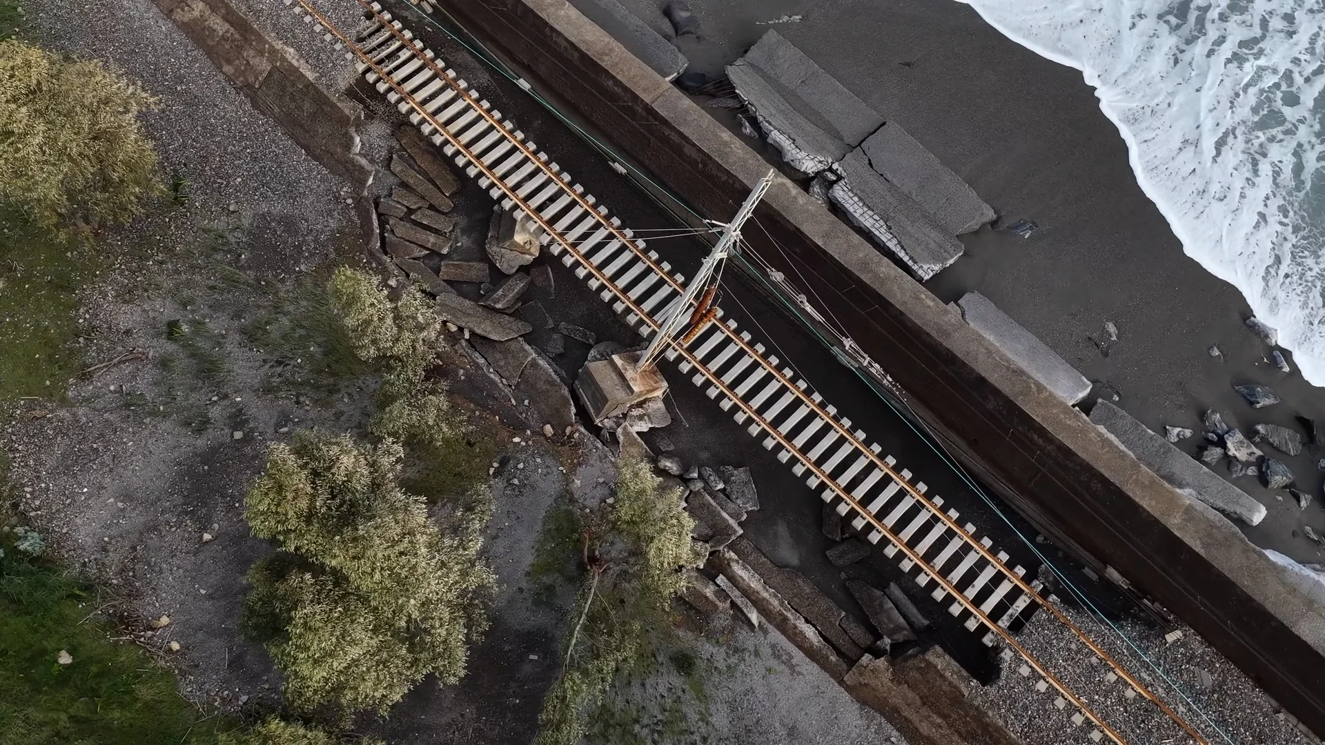 Ciclone Harry deixa trilhos à mostra em Alì Terme: como a mareggiata destruiu a linha Messina–Catania
