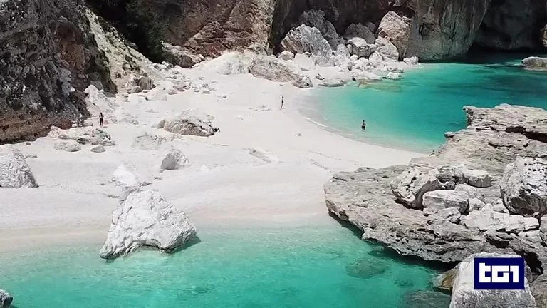 Codacons, stangata sulle vacanze estive: "Prezzi delle spiagge +3,4%" — rainews.it