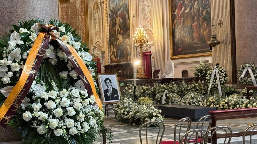 Rose bianche e la musica di Mozart per l'ultimo saluto a Valentino. "Grazie per aver creato bellezza" — agi.it