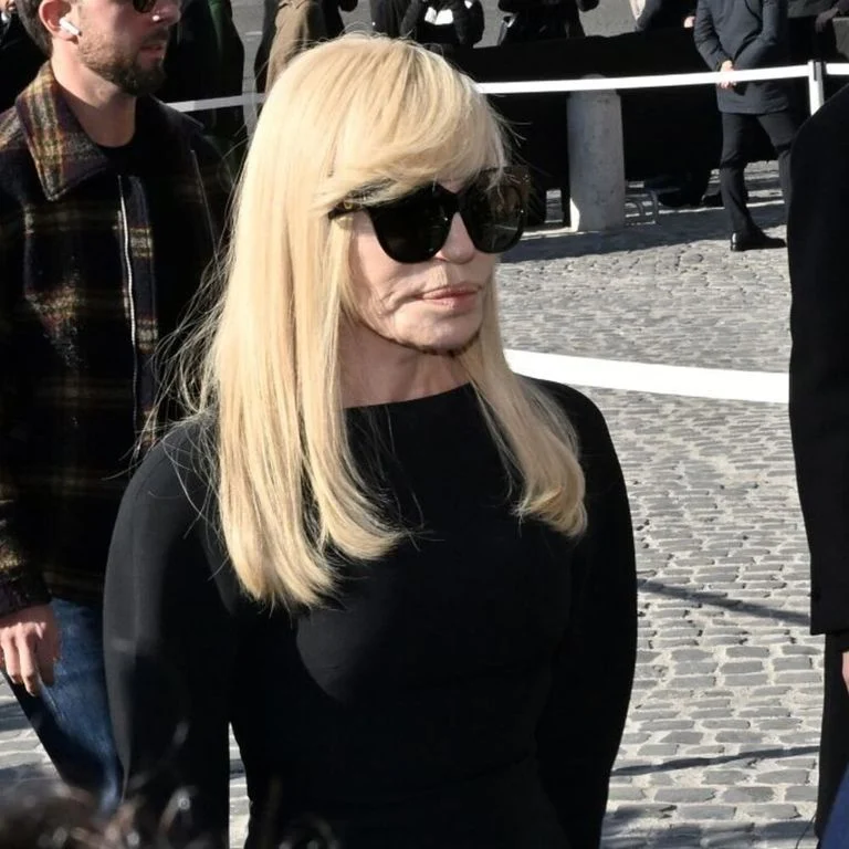 Rose bianche e la musica di Mozart per l'ultimo saluto a Valentino. "Grazie per aver creato bellezza" — agi.it