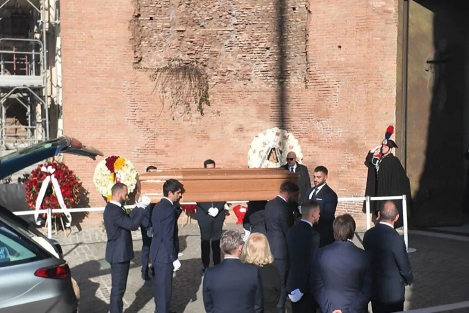 Funerais de Valentino em Roma: rosas brancas, Mozart e um último agradecimento por 'criar beleza'